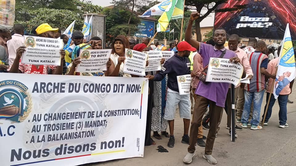 Membres d’ARCHE DU CONGO mobilisés avec des pancartes et une banderole à Kinshasa