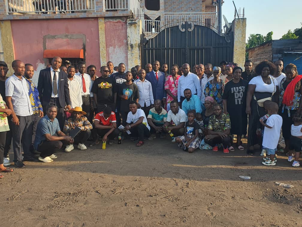 Membres et sympathisants d’ARCHE DU CONGO réunis devant un bâtiment à Kinshasa